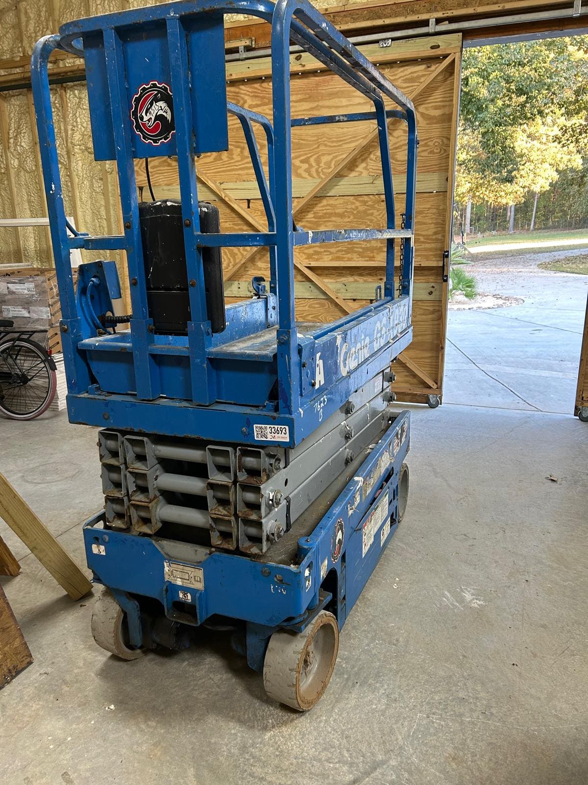 Electric scissor lift reach 19ft.